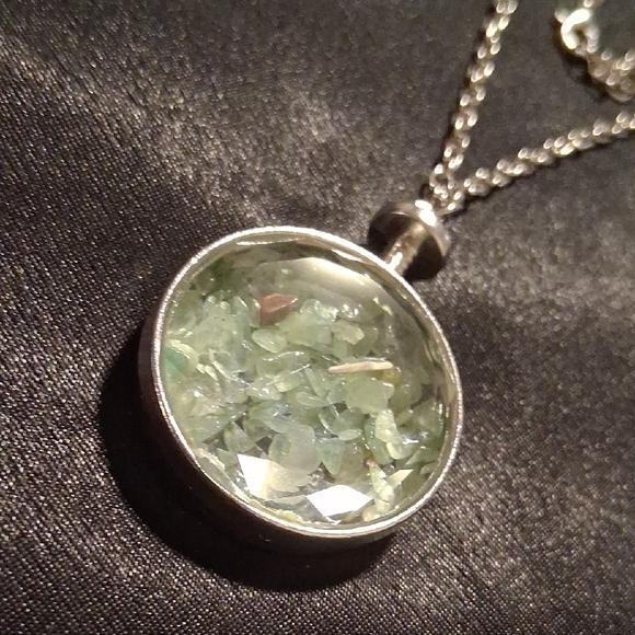 Chic Silver Necklace with Green Gemstone - Picture 1 of 10